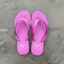 Load image into Gallery viewer, Natural Rubber Flip Flops Solid Pink Crystal Flower
