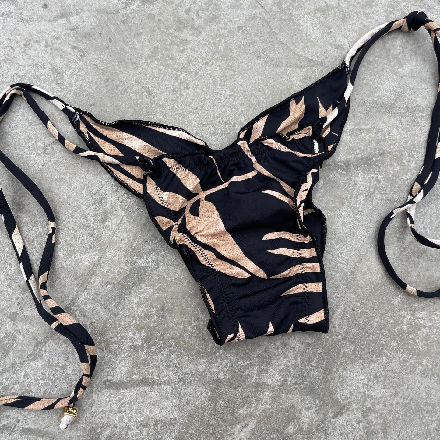 Bleached Leaves Black Ripple Side Tie Bottom