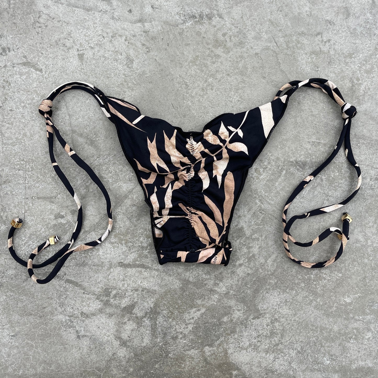 Bleached Leaves Black Ripple Side Tie Bottom
